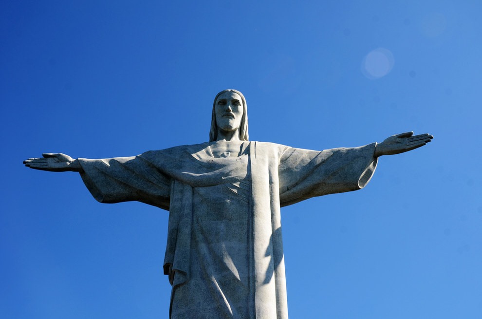 Tượng Chúa Cứu thế Cristo Redentor là biểu tượng của du lịch Brazil