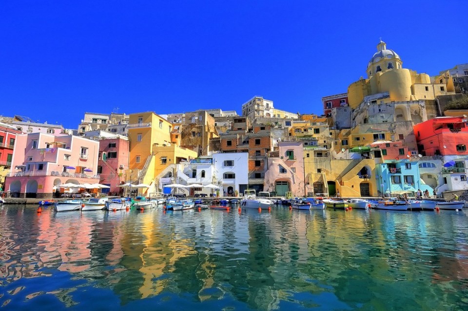 Amalfi được xem là bãi biển đẹp nhất của nước Ý