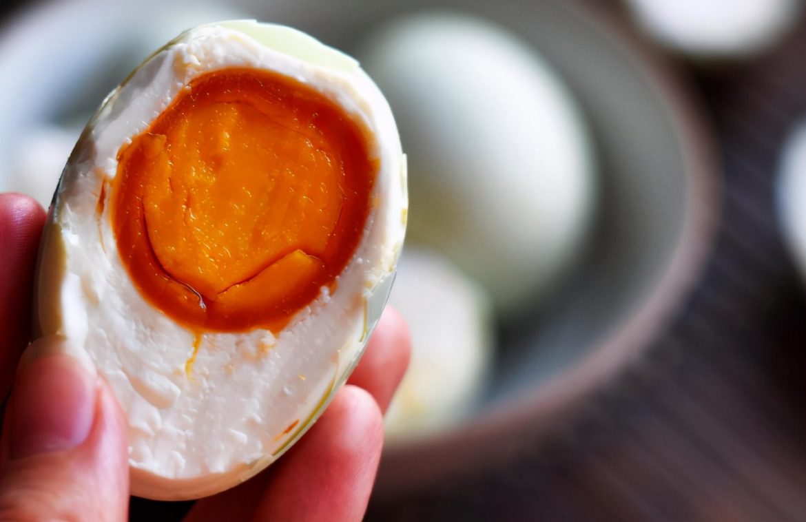 Độc đáo món trứng vịt muối hai lòng đỏ trứ danh Trung Hoa