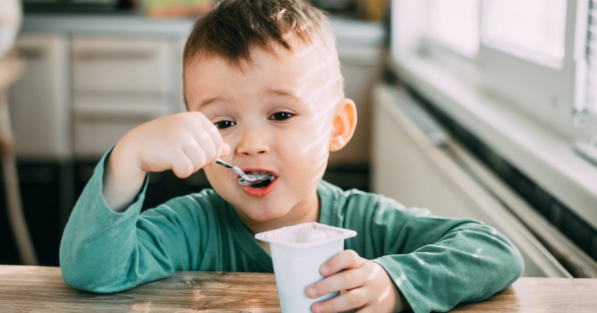 Lợi ích và một số chú ý khi cho trẻ em ăn sữa chua