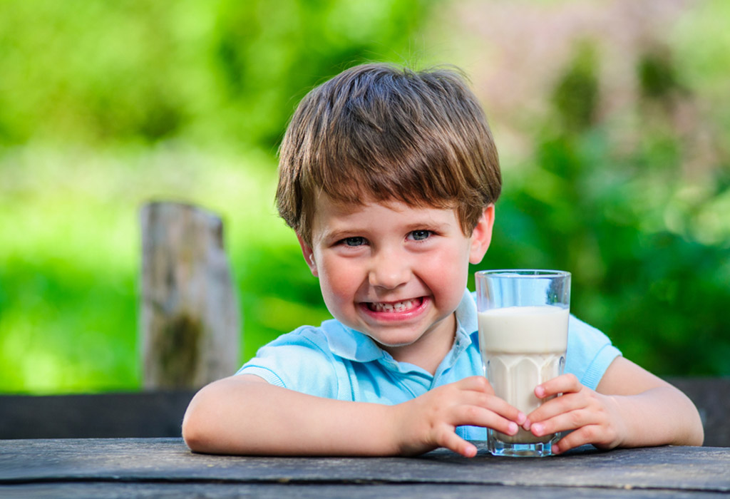 Một số lợi ích và lưu ý cho trẻ nhỏ khi uống sữa tươi