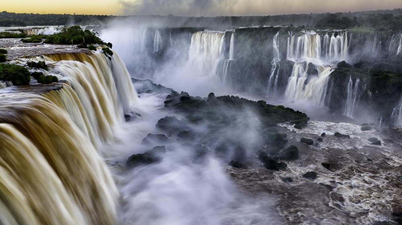 Khung cảnh ở thác nước Iguazu vô cùng hùng vĩ